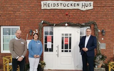 Marco Prietz (re.) besuchte Familie Noetzelmann im „HeidstückenHus“.  Foto: eb