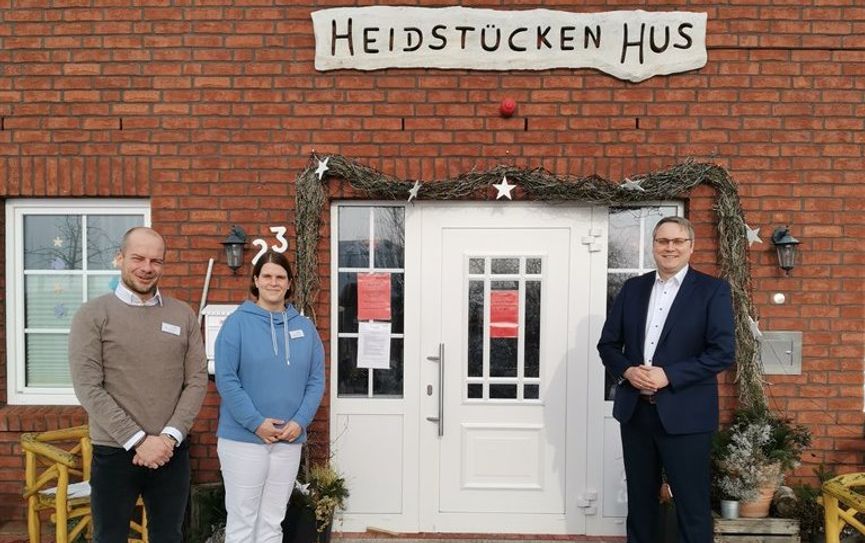 Marco Prietz (re.) besuchte Familie Noetzelmann im „HeidstückenHus“.  Foto: eb