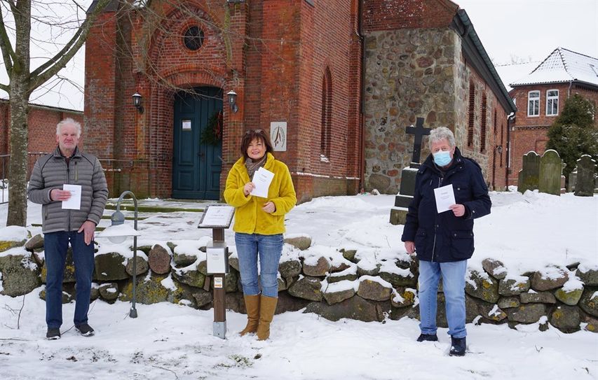 Mit der „Predigt für die Tasche“ möchte der Kirchenvorstand (von links Dieter Lohsen, Herma Hünken und Hermann Oerding) in der Kirchengemeinde Kirchwistedt einen neuen Weg einschlagen. Foto: khe