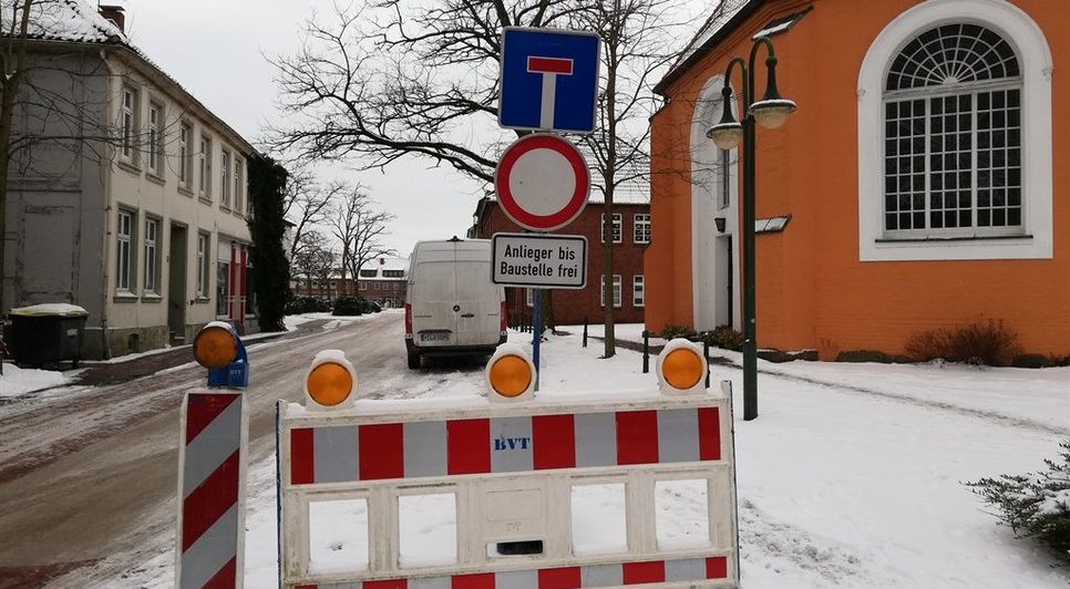 Wer zu den Geschäften oder zum Rathaus möchte, kann nach wie vor von der Neuen Straße in die Kirchenstraße fahren.  Foto: lst