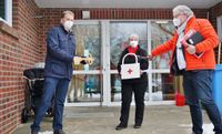Bürgermeister Guido Dieckmann (li.) und Leitung Cornelia Anders-Rohlfing öffnen mit DRK- Geschäftsführer Henning Dageförde die Tür der neuen Kita „Waldfreunde“ in Wellen.  Foto: khe