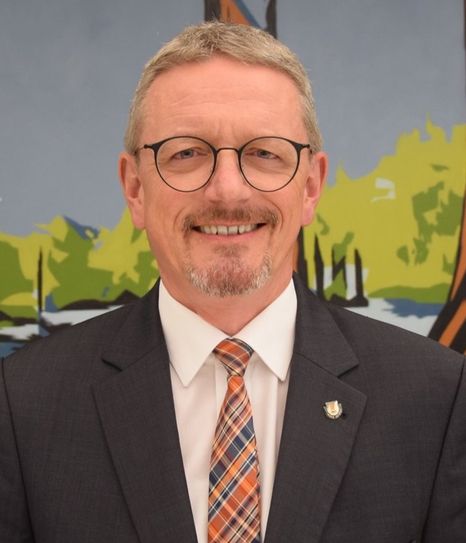 Bernd Lütjen will noch eine Amtszeit als Landrat dranhängen und wird bei der Wahl von der SPD und CDU gemeinsam untertstützt. Foto: eb