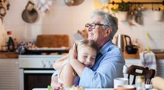 Gerade in Pandemie-Zeiten springen oft die Großeltern bei der Kinderbetreuung ein. Kinderbetreuungskosten sind absetzbar. Foto: Marina Andrejchenko - stock.adobe.com