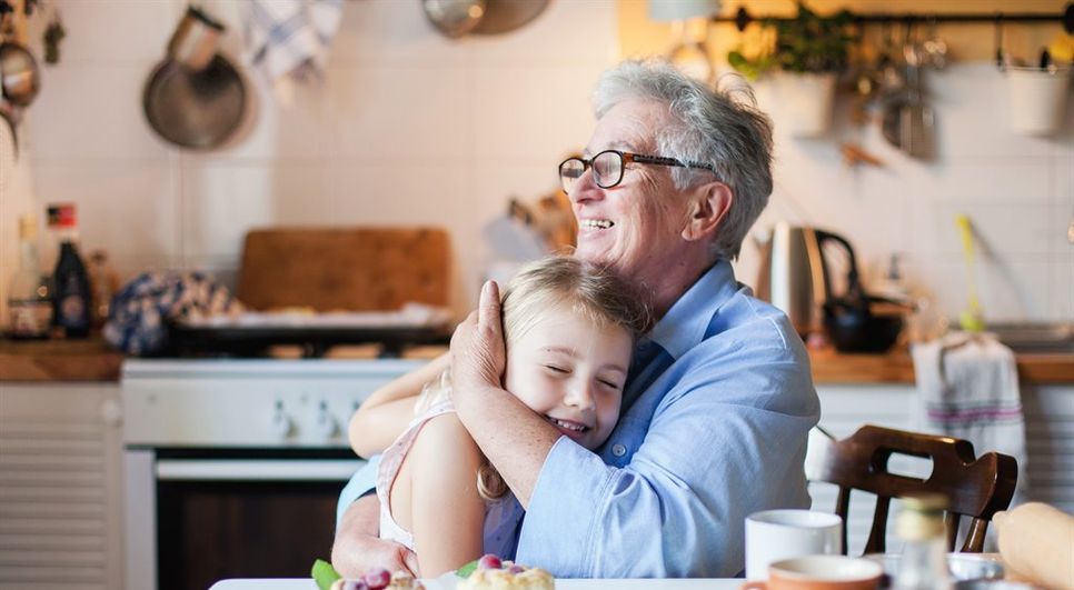 Gerade in Pandemie-Zeiten springen oft die Großeltern bei der Kinderbetreuung ein. Kinderbetreuungskosten sind absetzbar. Foto: Marina Andrejchenko - stock.adobe.com