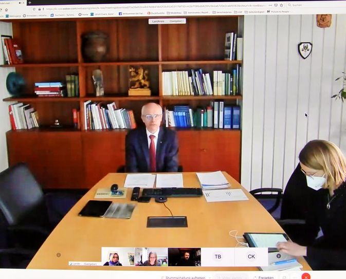 Online informiert Landrat Hermann Luttmann über den aktuellen Stand in Sachen Corona-Impfungen im Landkreis.  Foto: ue