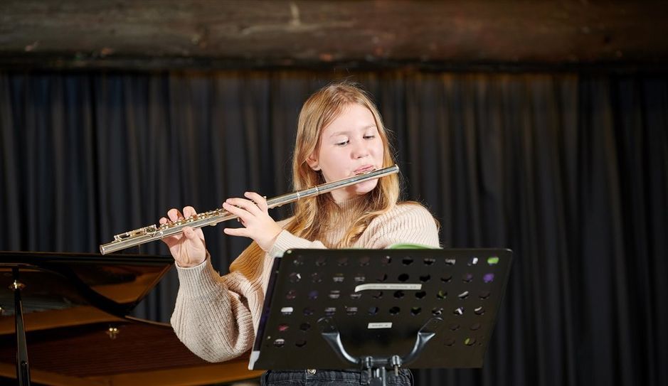Wer sich für dafür interessiert, Querflöte spielen zu lernen, der kann auf Youtube Charlotte Wendel beim Online-Studiokonzert der Kreismusikschule dabei zusehen, wie sie aus ihrem Blasinstrument Melodien zaubert. Foto: M. Wulff