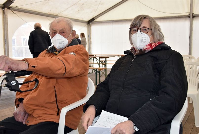 Zu den ersten Menschen, die in Zeven gegen das Coronavirus geimpft wurden, gehörten Erich und Erika Fink aus Tarmstedt.  Foto: eb