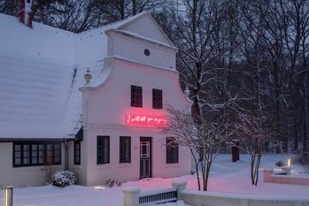 Die Barkenhoff-Fassade mit einer Neon-Installation der Künstlerin Susanne Kutter, die bis zum 30. Mai im Rahmen des Paula Modersohn-Becker Kunstpreises gezeigt wird und auch während des Lockdowns betrachtet werden kann.  Foto: Worpsweder Museumsverbund/Jörg Sarbach