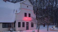 Die Barkenhoff-Fassade mit einer Neon-Installation der Künstlerin Susanne Kutter, die bis zum 30. Mai im Rahmen des Paula Modersohn-Becker Kunstpreises gezeigt wird und auch während des Lockdowns betrachtet werden kann.  Foto: Worpsweder Museumsverbund/Jörg Sarbach