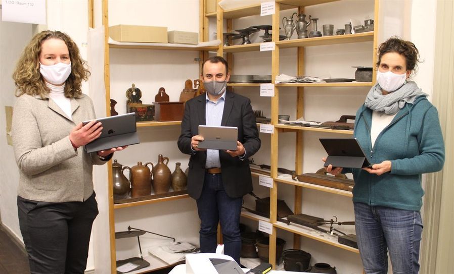 Museumsleiterin Ellen Horstrup, Amtsleiter Marcus Oberstedt und Wissenschaftliche Museumsmitarbeiterin Meike Mittmann mit den neuen Tablet-Computern für die digitale Inventarisierung.
 Foto: Bachmann-Museum Bremervörde