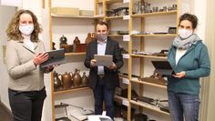 Museumsleiterin Ellen Horstrup, Amtsleiter Marcus Oberstedt und Wissenschaftliche Museumsmitarbeiterin Meike Mittmann mit den neuen Tablet-Computern für die digitale Inventarisierung.
 Foto: Bachmann-Museum Bremervörde