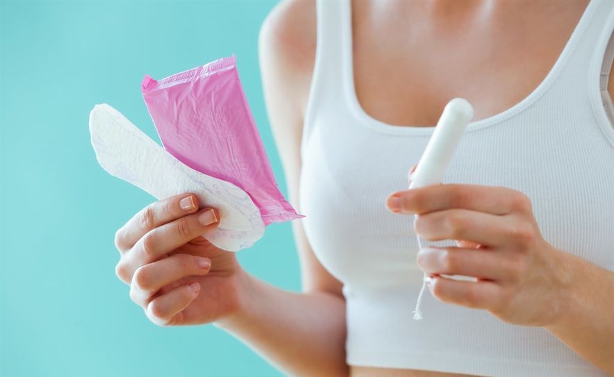 Für Hygieneartikel müssen Frauen, die ihre Periode haben, selbst bezahlen. Foto: Adobe Stock/nenetus