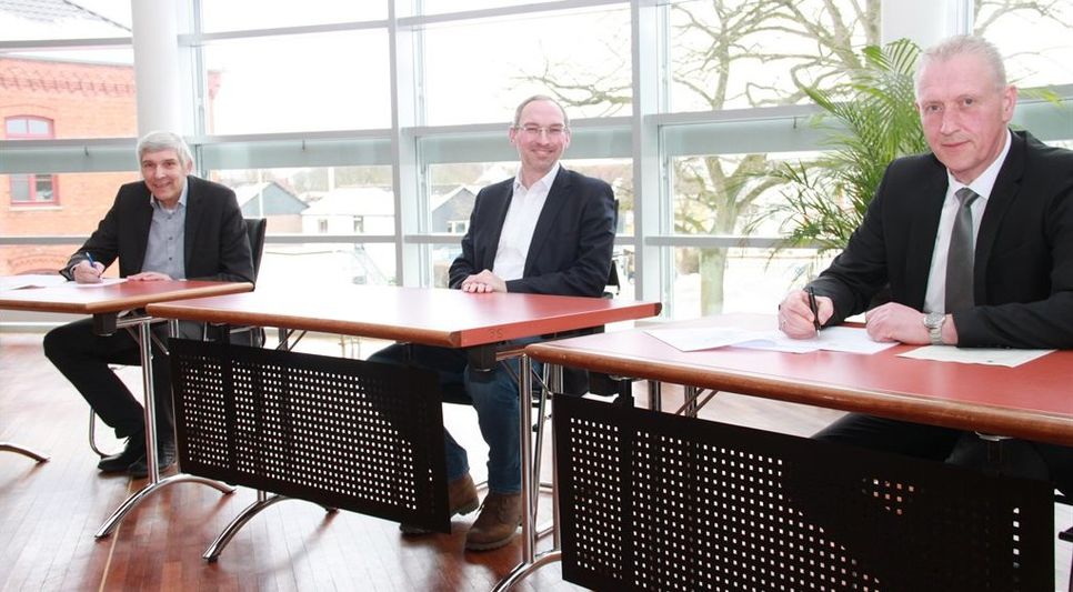 Bürgermeister Torsten Rohde, Aufsichtsratsvorsitzender Prof. Tim Jesgarzewski und Stadtwerke-Geschäftsführer Christian Meyer-Hammerström bei der Unterzeichnung im Rathaus.  Foto: eb