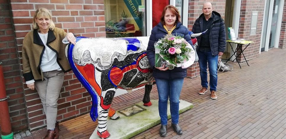 Kerstin Seba (Mitte) nahm den ersten Preis von ANZEIGER-Objektleiterin Birgit Wrissenberg und Benjamin Bünning von der Stadt entgegen.  Foto: lst