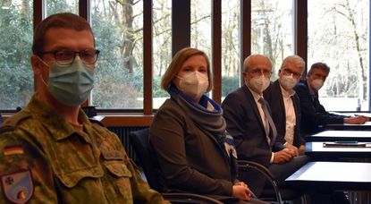 Bürgermeister Stephan Meyer (von rechts), Bürgermeister Ralf Goebel, Landrat Luttmann, Dezernentin Heike von Ostrowski und Chris Knoblauch vom Impfzentrum stellten das Projekte dezentrales Impfen vor. Foto: eb
