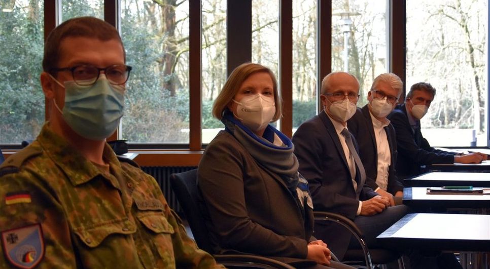 Bürgermeister Stephan Meyer (von rechts), Bürgermeister Ralf Goebel, Landrat Luttmann, Dezernentin Heike von Ostrowski und Chris Knoblauch vom Impfzentrum stellten das Projekte dezentrales Impfen vor.  Foto: eb