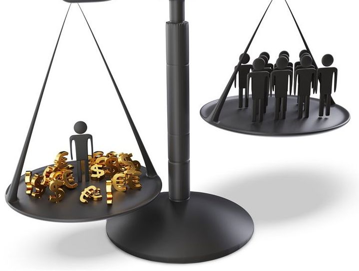 Geld regiert die Welt: Lobbyismus hilft dabei auf besonders intransparente Weise, bemängeln Kritiker:innen. Foto: AdobeStock/wetzkaz