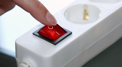 Viele Elektrogeräte verbrauchen auch im Leerlauf Strom. Dagegen hilft nur das komplette Abschalten. Ganz einfach funktioniert dies über Steckdosenleisten. Foto: djd/LichtBlick SE