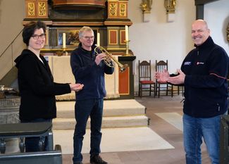 Kantorin Caroline Schneider-Kuhn und Bläser Rüdiger Suckert von der St. Willehadi-Gemeinde überreichen Stefan Bischoff vom Malteser Hilfsdienst die Spende für die Obdachlosenhilfe.
 Foto: Jörn Mangels, Fotoscheune OHZ