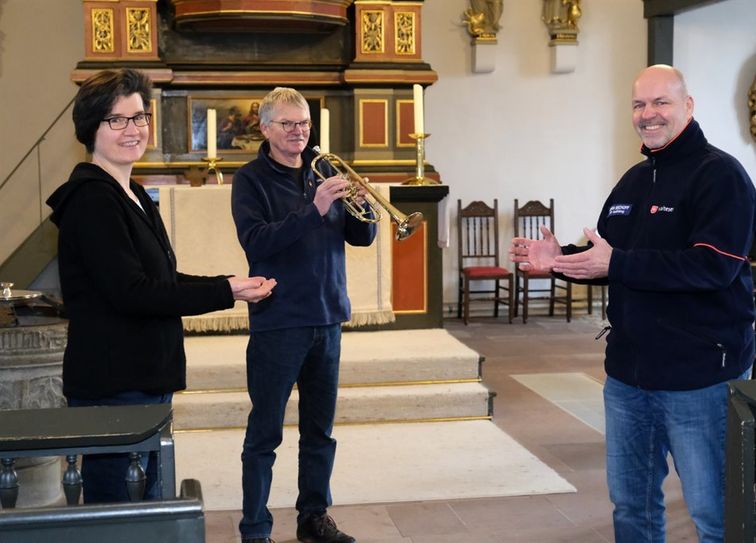 Kantorin Caroline Schneider-Kuhn und Bläser Rüdiger Suckert von der St. Willehadi-Gemeinde überreichen Stefan Bischoff vom Malteser Hilfsdienst die Spende für die Obdachlosenhilfe.
 Foto: Jörn Mangels, Fotoscheune OHZ