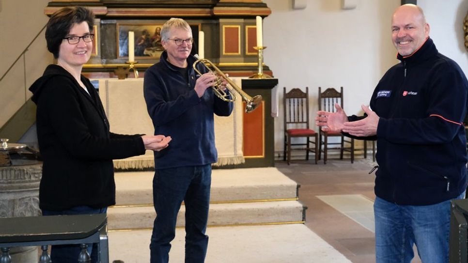 Kantorin Caroline Schneider-Kuhn und Bläser Rüdiger Suckert von der St. Willehadi-Gemeinde überreichen Stefan Bischoff vom Malteser Hilfsdienst die Spende für die Obdachlosenhilfe.
 Foto: Jörn Mangels, Fotoscheune OHZ