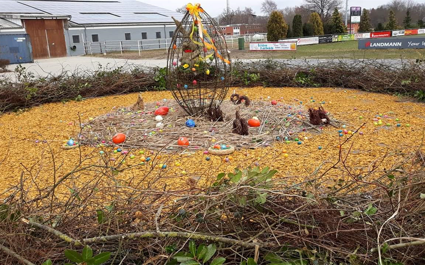Das riesige Osternest steht bereit, gefüllt zu werden. Foto: eb