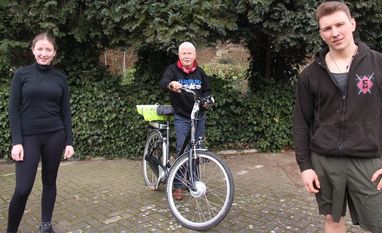 Die SPD-Vorsitzende Kristin Lindemann, der stellvertretende Bürgermeister Klaus Sass und der stellvertretende Juso-Vorsitzende Niklas Peper rufen zur Teilnahme an der neuen SPD-Spendenaktion auf.  Foto: jm