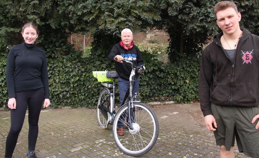 Die SPD-Vorsitzende Kristin Lindemann, der stellvertretende Bürgermeister Klaus Sass und der stellvertretende Juso-Vorsitzende Niklas Peper rufen zur Teilnahme an der neuen SPD-Spendenaktion auf.  Foto: jm
