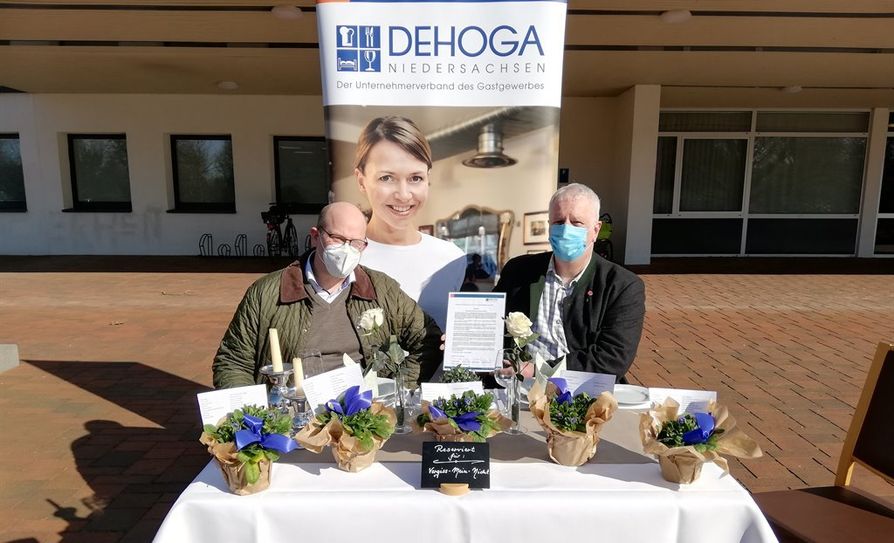 Holger Gehrmann (re.) übergab eine Resolution sowie Vergissmeinnicht mit Symbolcharakter an den Landtagsabgeordneten Dr. Marco Mohrmann. Foto: lst