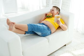 In Deutschland sind rund 15 Prozent der Kinder und Jugendlichen übergewichtig. Seit Beginn der Corona-Pandemie leben viele von ihnen noch ungesünder. Foto: Adobe Stock/nuzza11