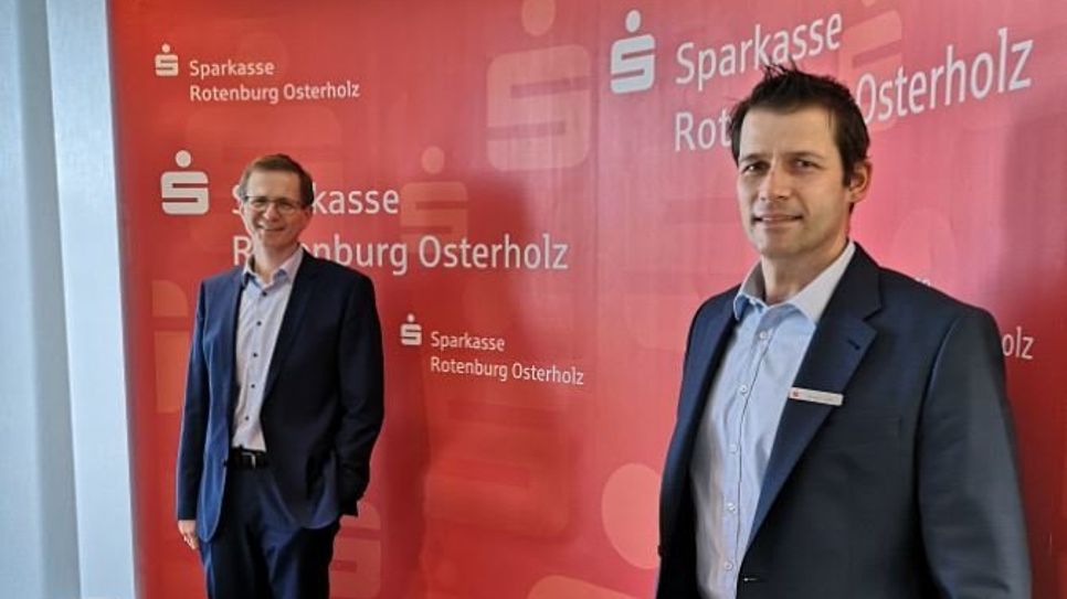 Von links: Die Sparkassen-Vorstände Stefan Kalt und Thorben Prenntzell fassten das Geschäftsjahr 2020 zusammen.  Foto: eb