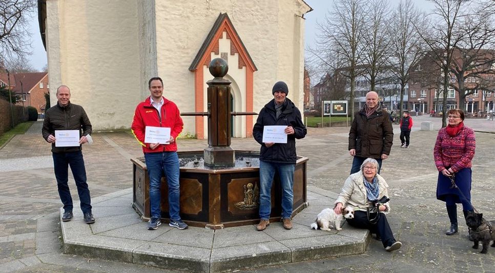 Von links: Maik Bindan (Kita Garlstedt), Christian Weiss (DLRG), Norbert Mathy (Tafel OHZ), Gertrud Milthaler, Thomas Hinkelmann, Stefanie Garbade. Foto: lim