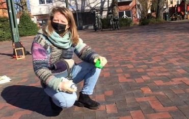 Am Frauentag sprühte die Gleichstellungsbeauftragte Maren Stabel in Bremervörde Schlagworte auf das Pflaster.  Foto: eb