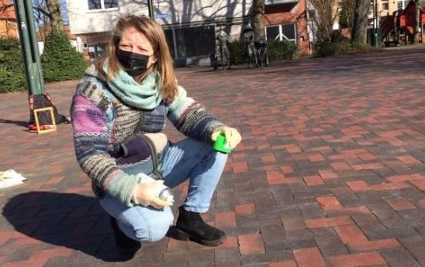 Am Frauentag sprühte die Gleichstellungsbeauftragte Maren Stabel in Bremervörde Schlagworte auf das Pflaster.  Foto: eb