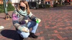 Am Frauentag sprühte die Gleichstellungsbeauftragte Maren Stabel in Bremervörde Schlagworte auf das Pflaster.  Foto: eb