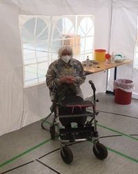 Mit 100 Jahren ist diese Frau die älteste Person, die zum Impfen nach Oerel kam.  Foto: eb