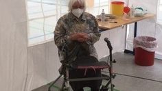 Mit 100 Jahren ist diese Frau die älteste Person, die zum Impfen nach Oerel kam.  Foto: eb