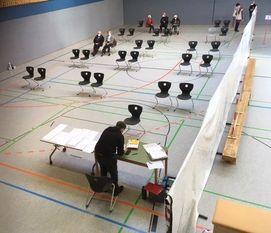 Der Wartebereich in der Ballspielhalle in Oerel. Foto: eb