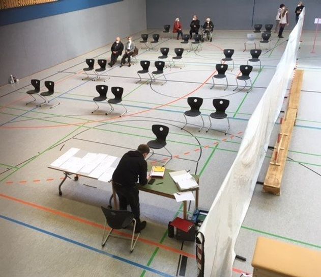 Der Wartebereich in der Ballspielhalle in Oerel. Foto: eb