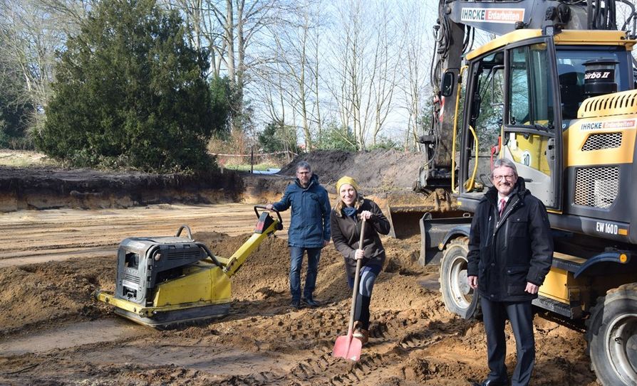 Buddeln für die Bildung: Jens Engel, Kirsten Dallmann (Leitungsteam der Bildungsstätte Bredbeck) und Landrat Bernd Lütjen.  Foto: eb
