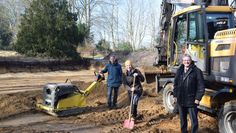 Buddeln für die Bildung: Jens Engel, Kirsten Dallmann (Leitungsteam der Bildungsstätte Bredbeck) und Landrat Bernd Lütjen.  Foto: eb
