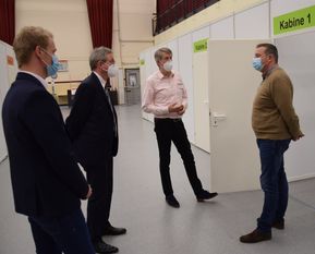 Von links: Fabian Lührs, Landrat Bernd Lütjen, Dr. Reinhold Heers und Andreas Mattfeldt in der Stadthalle. Foto: eb
