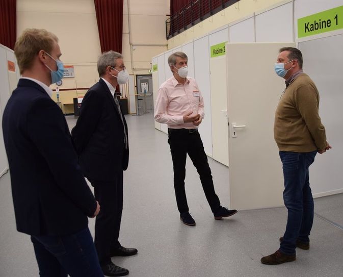 Von links:  Fabian Lührs, Landrat Bernd Lütjen, Dr. Reinhold Heers und Andreas Mattfeldt in der Stadthalle.  Foto: eb