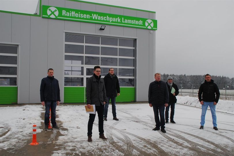 Raiffeisenmitarbeiter und Vertreter der Samtgemeinde freuen sich über die neue Waschanlage.  Foto: dcl