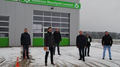 Raiffeisenmitarbeiter und Vertreter der Samtgemeinde freuen sich über die neue Waschanlage.  Foto: dcl