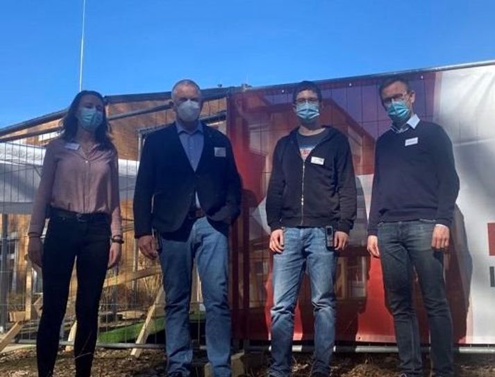 Annika Ohlhoff (v. li.), Rüdiger Krause, Alexander Oestmann und Gerd Hachmöller vor dem Impfzentrum in Zeven.  Foto: eb
