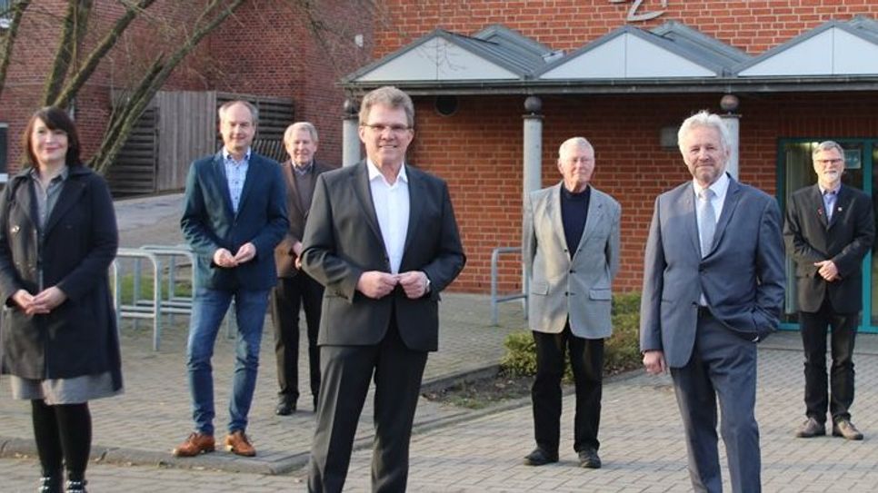 Bürgermeisterkandidat Jürgen Kuck (mitte) mit seinen Unterstützern. Von links: Anissa Müller Florino (SPD), Michael Harjes (SPD),  Ippe Klaasen (CDU), Giselher Klinger (CDU),  Hans-R. Gfrörer (CDU), Uwe Helmers (SPD).  Foto: sr