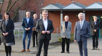 Bürgermeisterkandidat Jürgen Kuck (mitte) mit seinen Unterstützern. Von links: Anissa Müller Florino (SPD), Michael Harjes (SPD),  Ippe Klaasen (CDU), Giselher Klinger (CDU),  Hans-R. Gfrörer (CDU), Uwe Helmers (SPD).  Foto: sr