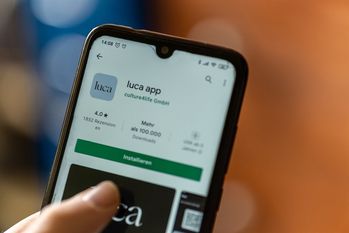 Der Landkreis plant, die Luca-App zur Kontaktverfolgung einzusetzen und reagiert damit auf Anregungen aus der hiesigen Wirtschaft. Foto: AdobeStock/wirestock