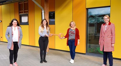 Die Erste Stadträtin Dr. Silke Fricke (re.) und Julia Szuta (li., Sachbereich Soziales) freuen sich mit Elisabeth Knörr (2. v. li.) und Katja Penz von der Kindertagesstätte. Fotos: rgp